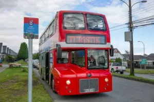 Bus turístico de dos pisos rojo de TEM Turistik en Chile