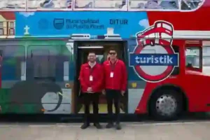 Personal de TEM Turistik junto a un bus turístico de dos pisos