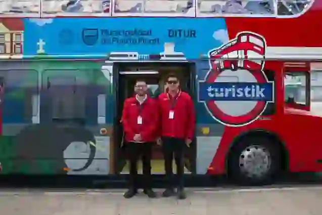 Personal de TEM Turistik junto a un bus turístico de dos pisos