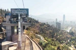 Vista panorámica de la Estación Chile Nativo del teleférico de TEM Turistik con la ciudad de Santiago al fondo.