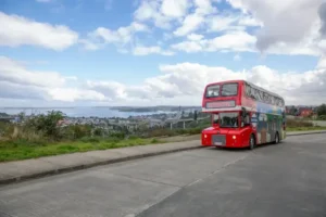 Bus turístico de dos pisos TEM Turistik frente a la bahía de Puerto Montt