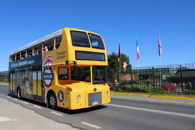 Bus turístico de dos pisos amarillo de TEM Turistik en Chile