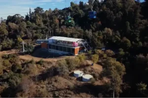 Vista aérea en dron de la Terraza Foster y el teleférico rodeados de vegetación en TEM Turistik.