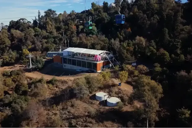 Vista aérea en dron de la Terraza Foster y el teleférico rodeados de vegetación en TEM Turistik.