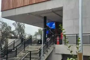 Acceso exterior con escalinatas y pantallas digitales con publicidad en la estación de teleférico de TEM Turistik.