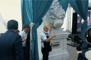 Revelación de una estatua conmemorativa de la marca Dominó en un evento organizado por TEM Turistik.
