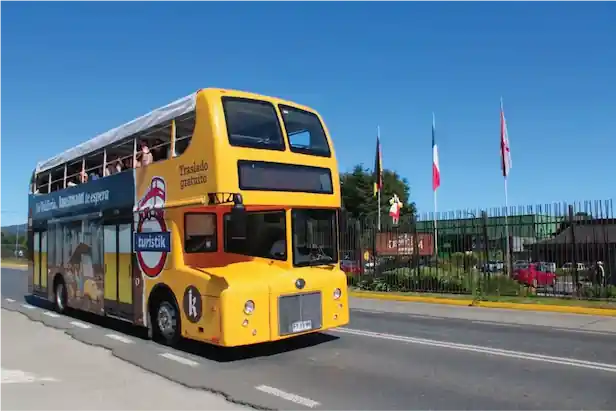 Autobús turístico de dos pisos de color amarillo y negro circulando por una calle en el circuito de regiones de TEM Turistik.
