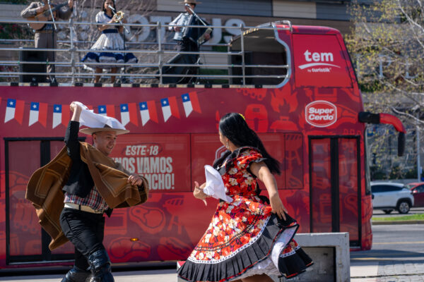 Esquinazos Móviles de TEM Turistik llevaron la cueca a las calles de Santiago
